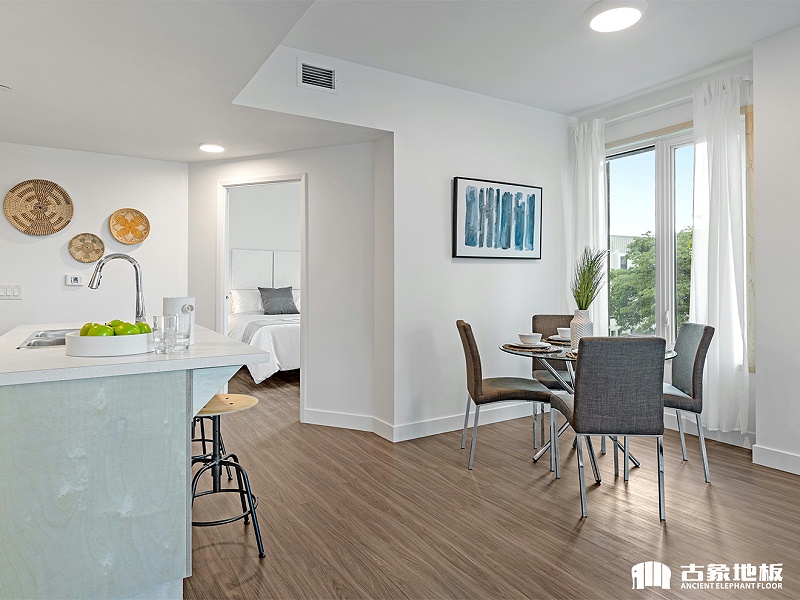 木地板與踢腳線