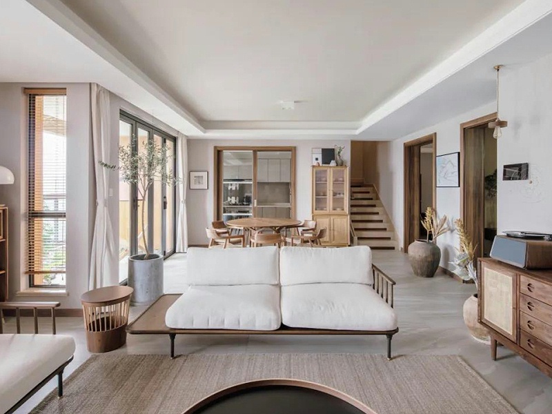 位于沙發(fā)背后的餐廳