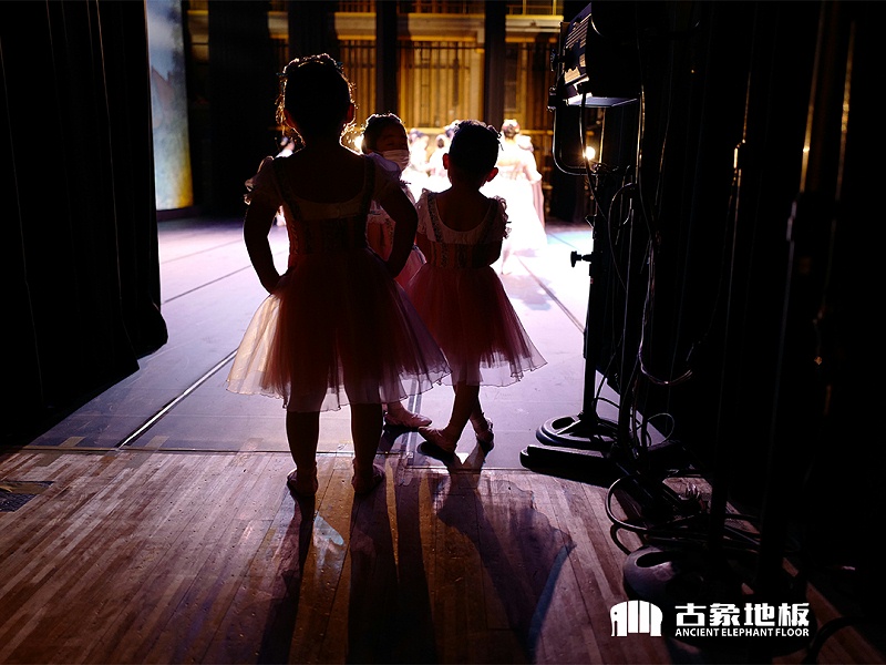 舞臺(tái)用實(shí)木地板