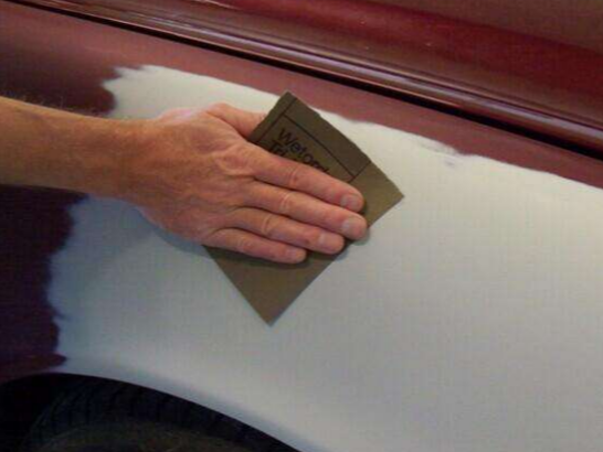 只用一張砂紙，教你如何分辨健康地板