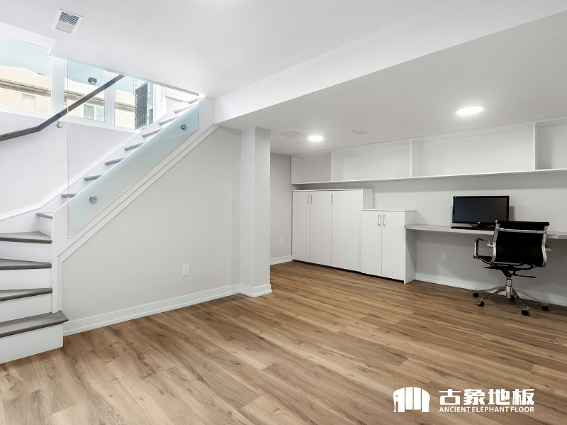 為地面鋪上超耐磨多層實(shí)木地板