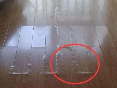 預防木地板表面起包的小妙招。