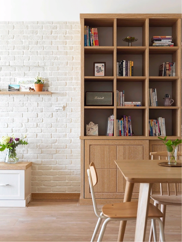 客廳鋪裝古象原木地板