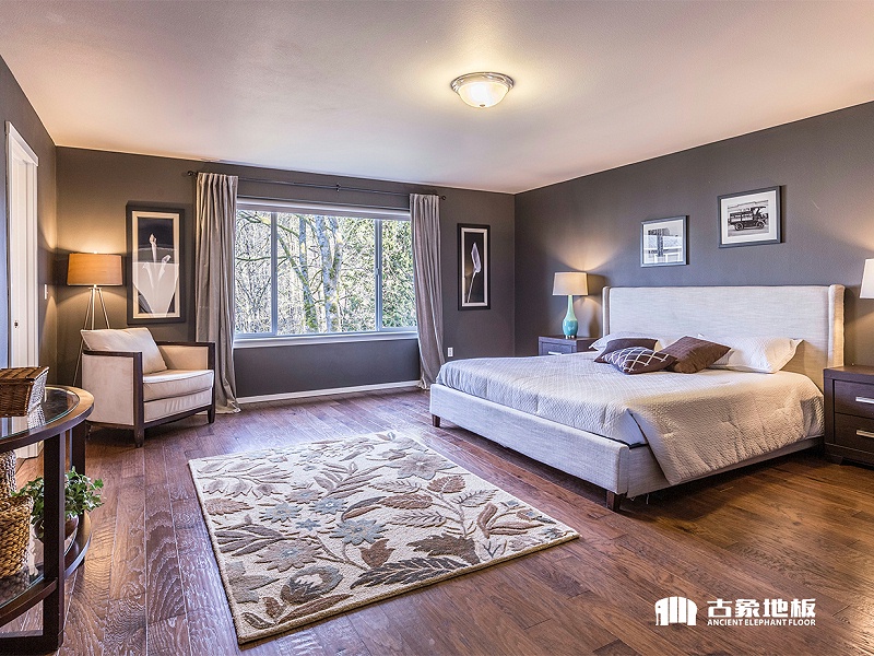 臥室鋪實(shí)木地板