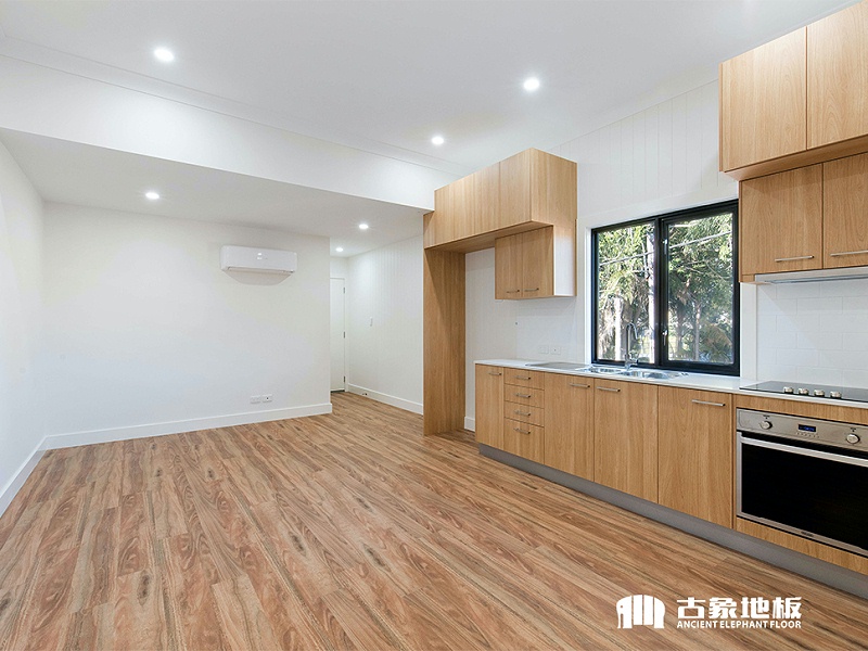 新三層實(shí)木地板鋪裝