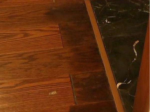 衛(wèi)生間門口的木地板發(fā)黑怎么辦？