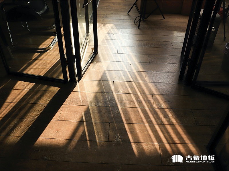 三層實(shí)木復(fù)合地板