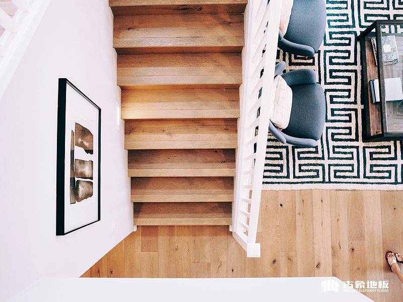強(qiáng)化地板鋪樓梯