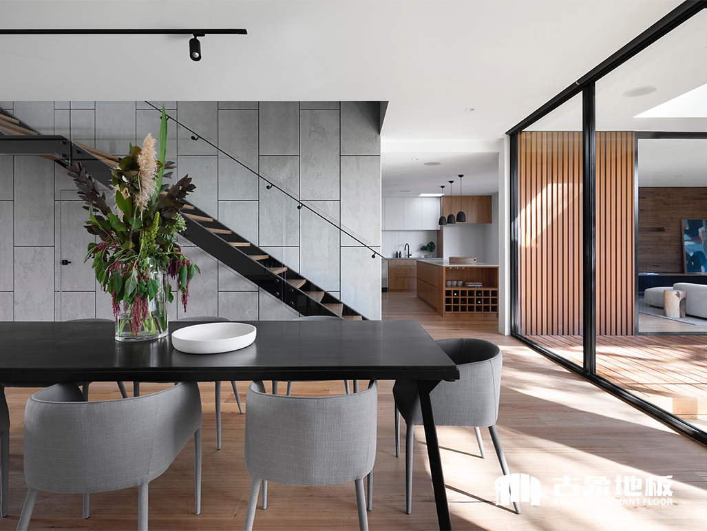 家庭裝修中選強(qiáng)化地板好還是木紋磚好