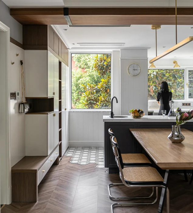 開放式廚房與就餐區(qū)